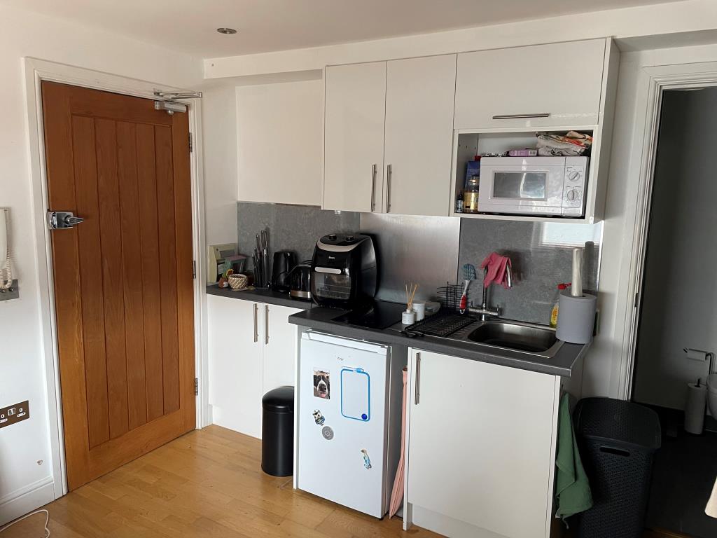 Lot: 127 - FIVE STUDIO FLATS PRODUCING APPROX. £47,000 PER ANNUM JUST OFF BRIGHTON SEAFRONT - Open plan kitchen of flat 4